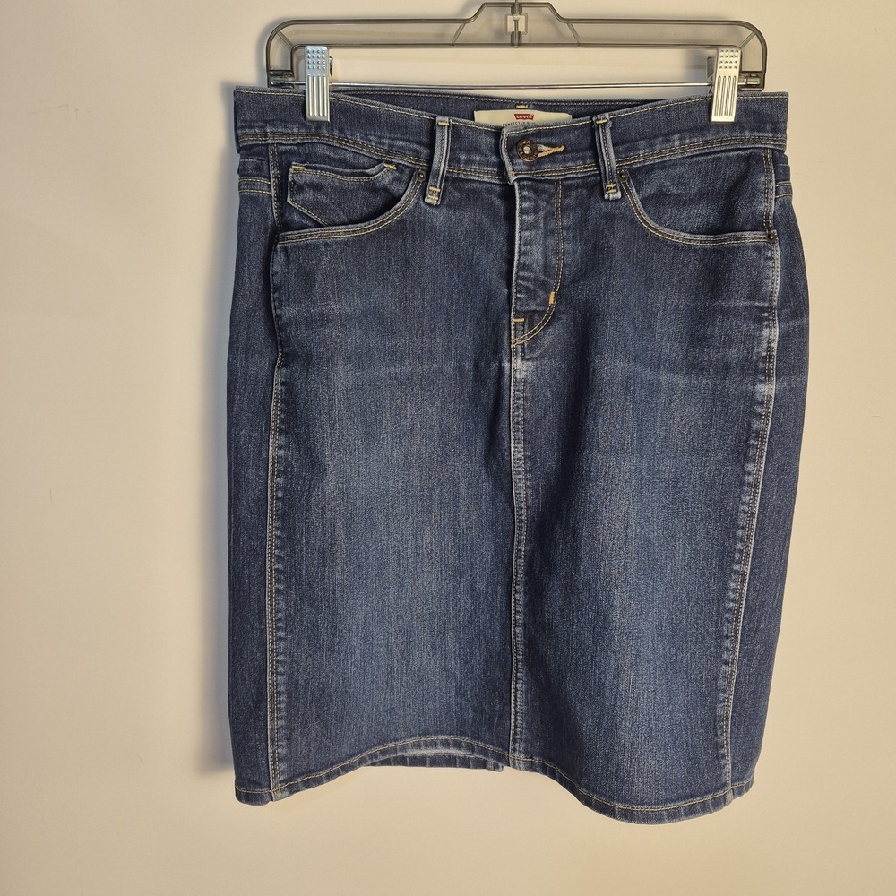 Levi Denim Y2K Skirt Size 8 Classic 5 Pocket  Back Slit Classic Wash